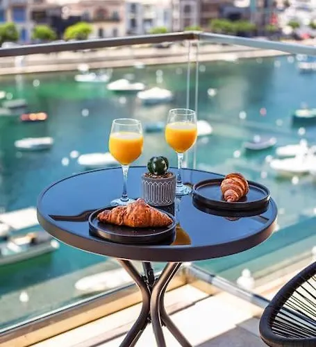 Stylish Seafront Spinola شقة