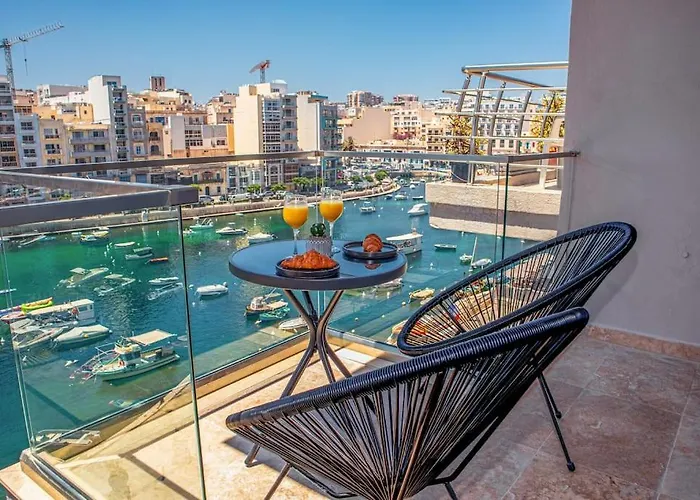 Stylish Seafront Spinola شقة